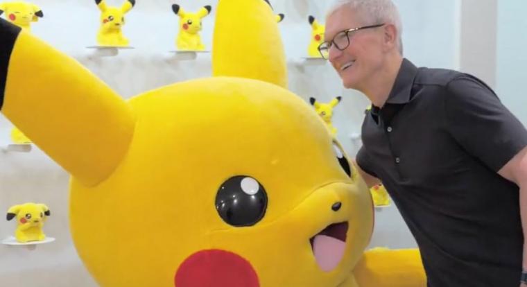 Tim Cook Pikachut ölelgeti, miközben újranyílik az Apple Ginza