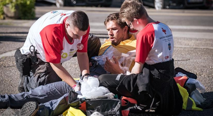 Folyt a vér az utcán, életeket mentettek a törökszentmiklósiak – galériával