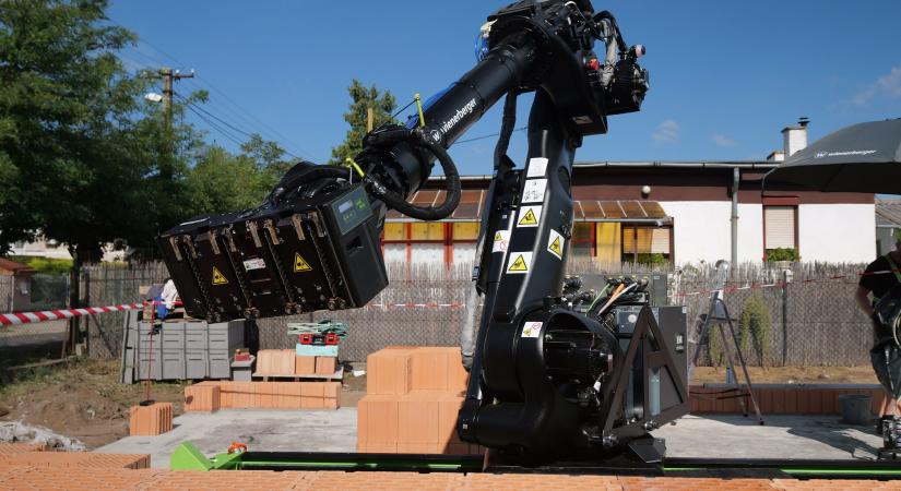 Három nap alatt felhúzta egy fővárosi családi ház falait ez a robot - VIDEÓ