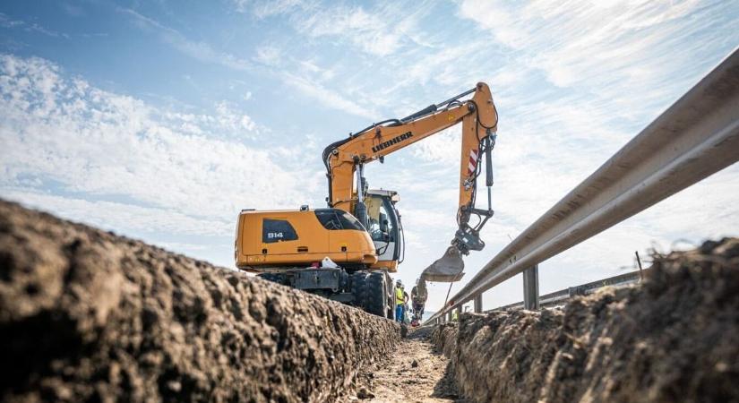 M1: sok helyen korlátozzák a forgalmat a bővítés miatt