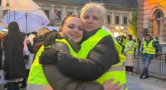 Sétált az egyetemistákkal, kezelte a sebeiket, szabadsága alatt váltották le