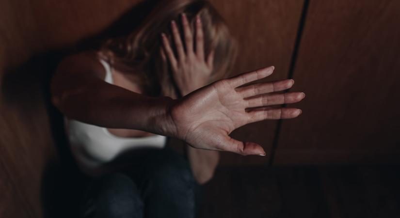 12 év börtönt kapott a férfi, aki késsel támadt feleségére Győrben