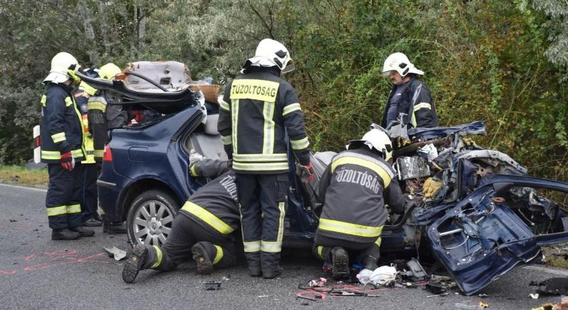 Sokkoló fotók: ketten haltak meg a frontális ütközésben