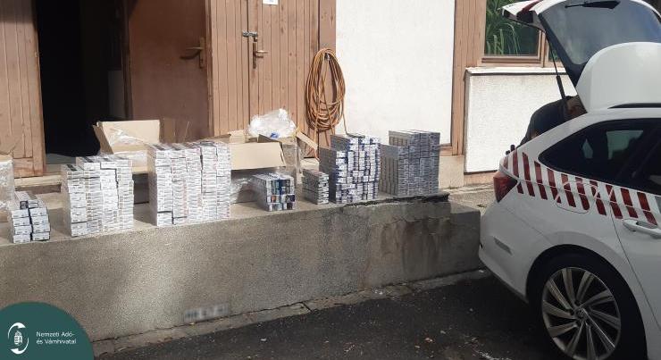 NAV: Füstölt hal és aszalt paradicsom közé rejtette a csempészcigarettát a román sofőr (VIDEÓ)