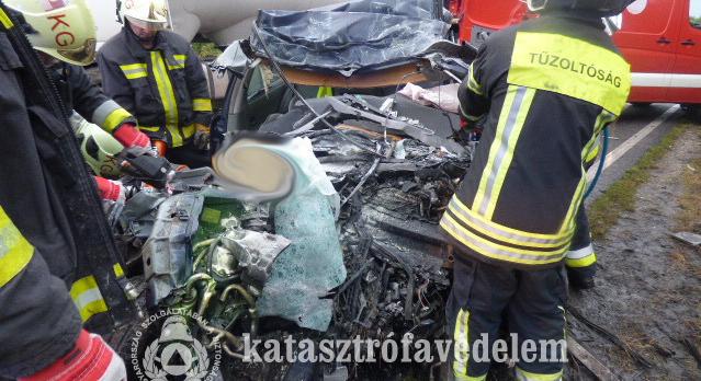 Kamionnal ütközött egy autó Karcagnál