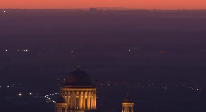 226 kilométerről, Esztergom mellett készült fotó az Alpokról