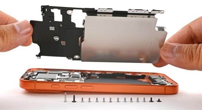 Az iFixit szétszedte az iPhone 17 Pro-t: ScratchGate, gőzkamrás hűtés, könnyebben kiszedhető akkumulátor