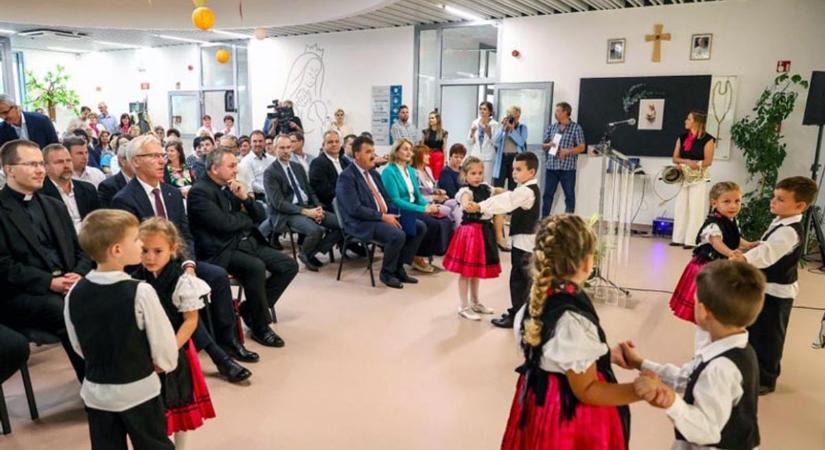 Átadták Dombóvár új büszkeségét – a gyermekes családok a fejlesztés nyertesei (videó)