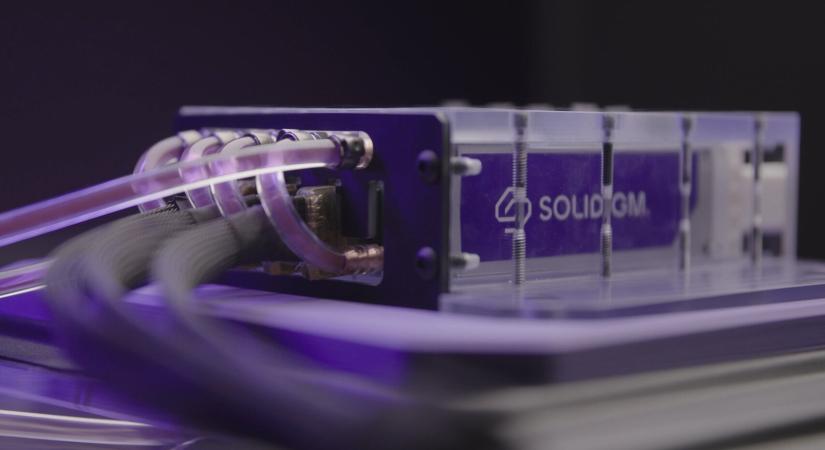 A Solidigm elsőként kínál a piacon folyadékhűtéses üzleti SSD platformot, amihez Hot-Swap támogatás is társul