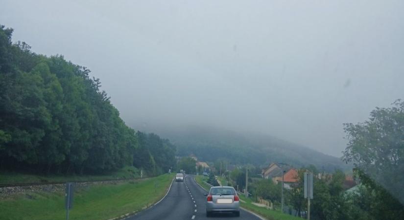 Lopakodva kúszik le az utakra a köd, életveszélyes lehet a közlekedés a Bakonyban ( videó, képek)!
