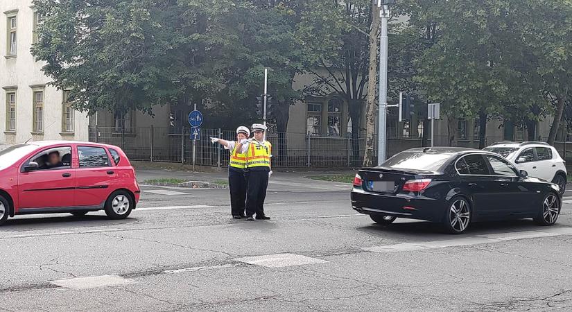 Nagy a hiányosság: sok autós nincs tisztában a rendőri karjelzésekkel Békéscsabán