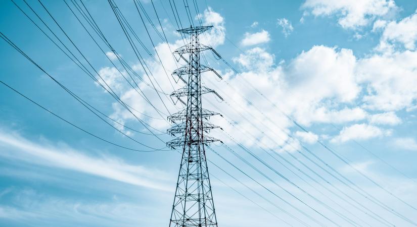 Közel 30 kilométernyi elektromos távvezeték újult meg a Lőrinci-Hatvan-Gödöllő vonalon