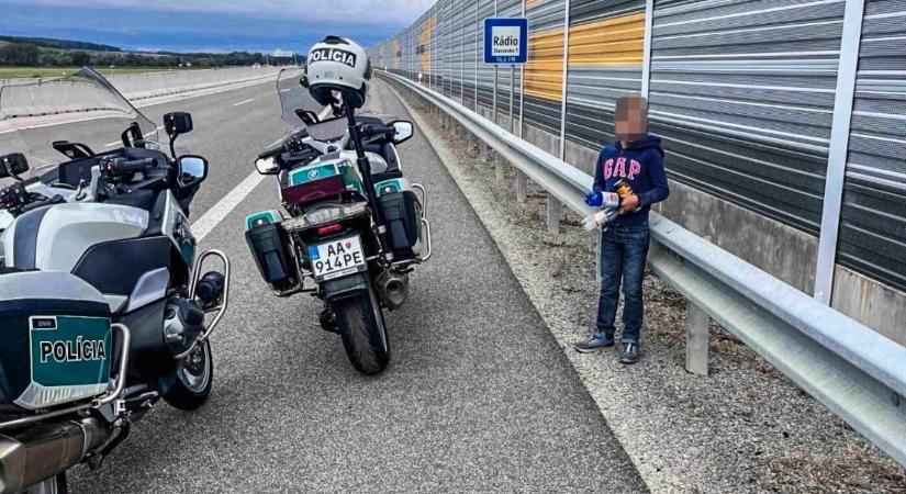 Egy kisgyermek sétált az R2-es új szakaszán, a rendőröknek kellett közbelépniük