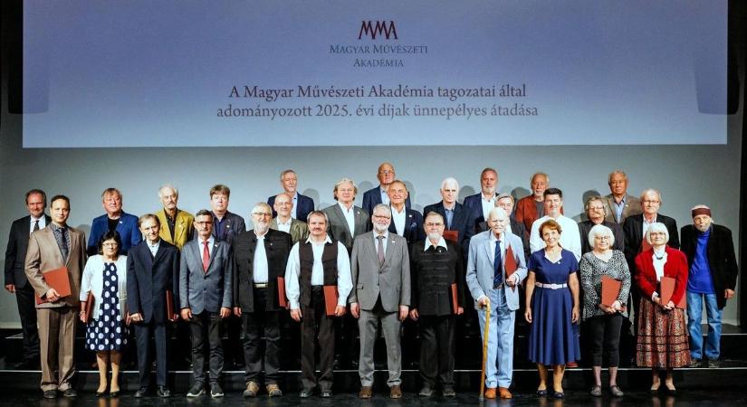 Rangos díjat kapott a veszprémi irodalomtörténész
