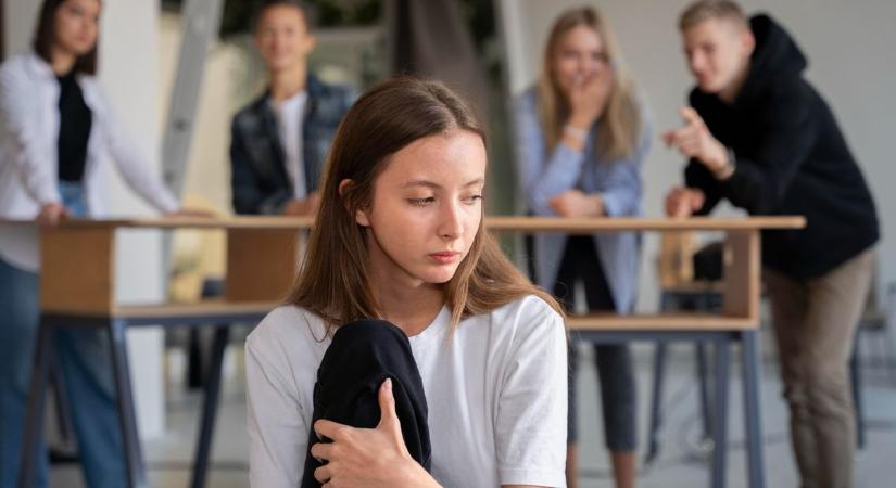 Az iskolai kiközösítés életet is veszélyeztethet – hogyan védhetjük meg gyermekeinket?