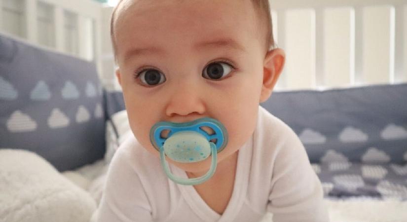 Hormonkárosító cumik vannak még a bababoltok polcain