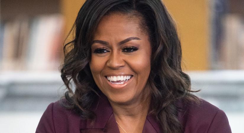 Michelle Obama mintha egy magazinból lépett volna ki: burgundi vörös szettjében mindenkit elkápráztatott
