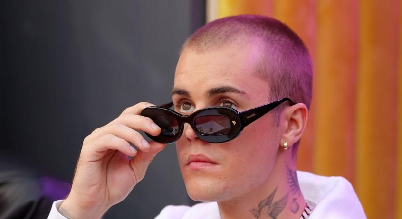A nyilvánosság előtt imádkozik fiáért Justin Bieber édesanyja