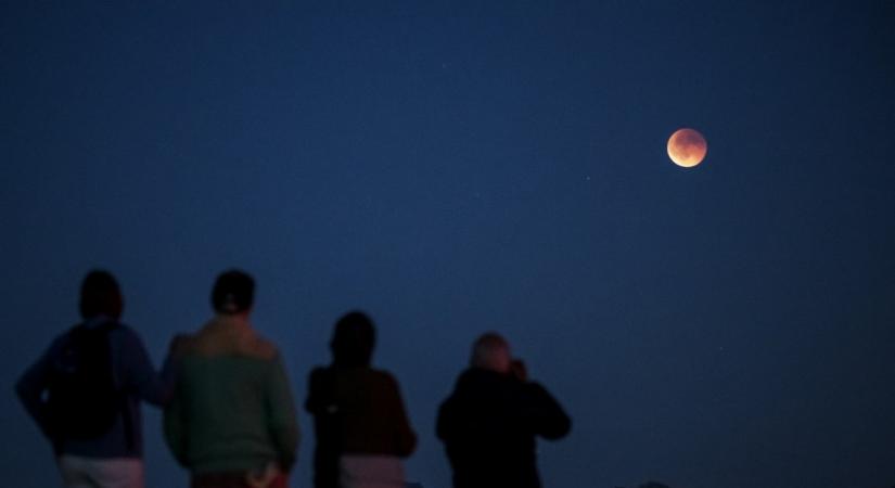 Tényleg a holdfázisokhoz igazodhat a menstruációs ciklus, csak az okostelefonok és a LED-es fényforrások bekavarnak