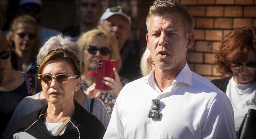 Magyar Péter: A hatalom közmunkásokkal viteti ki a közpénzen gyártott hazug fideszes szórólapokat