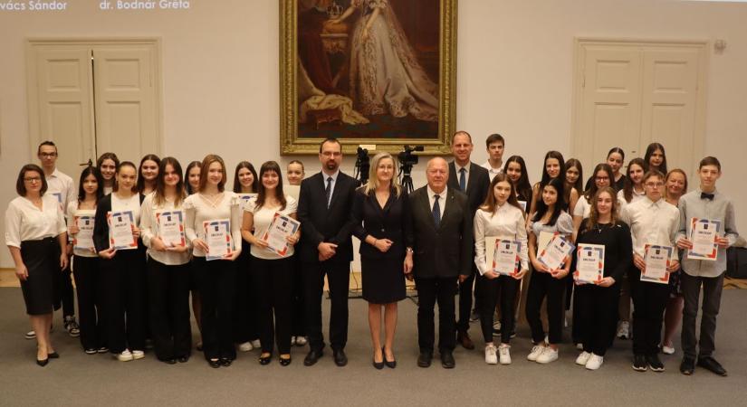 Makón most tényleg megéri szorgalmasnak lenni, havonta tízezrekkel jutalmazzák a diákokat