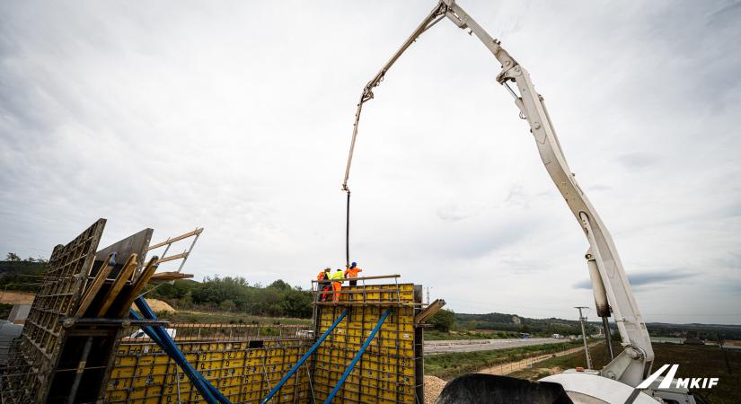 M1-es bővítés: friss képek egy hídépítésről az autópályán