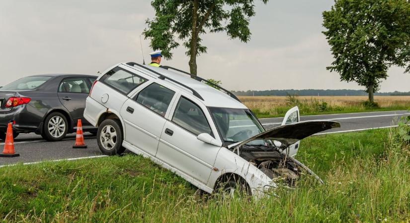Árokba borult egy autó a 33-as főúton, a tűzoltók mentettek életet