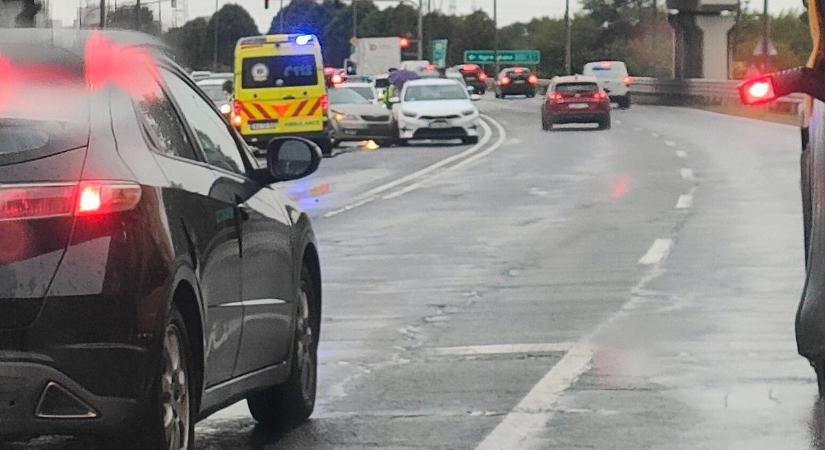 Három autó ütközött a 35-ös főúton, mentő is a helyszínen!