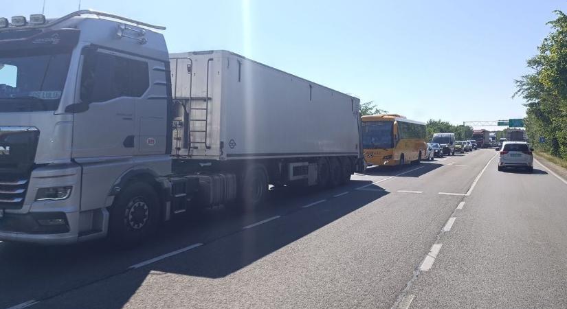 Útzár miatti forgalmi dugó a 81-es főúton