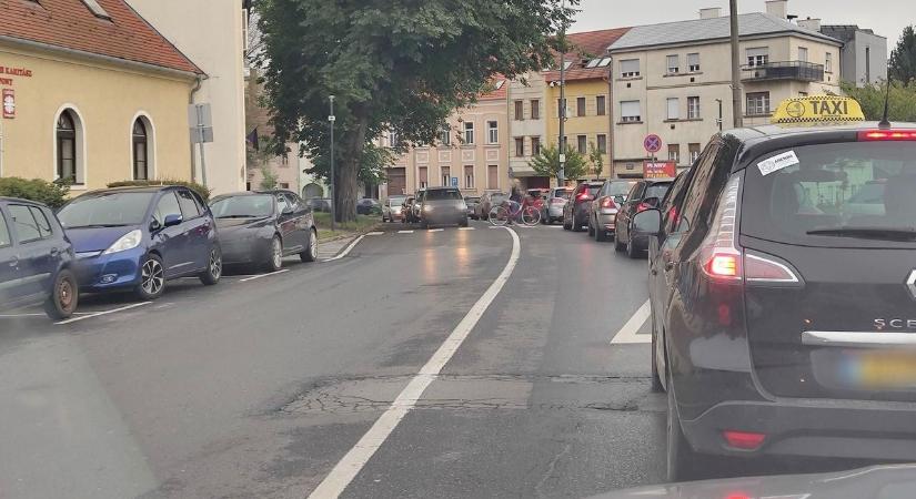 Hatalmas torlódás csütörtökön Szombathelyen