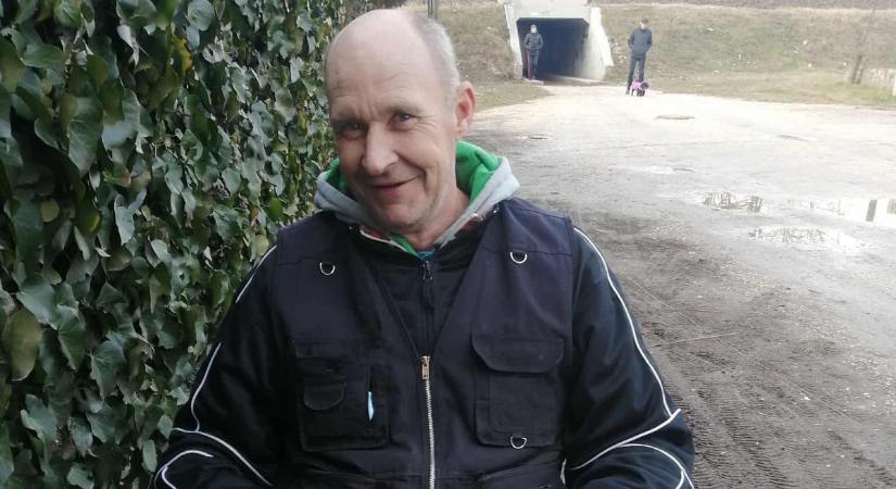„Csak előre nézek, hátra nem szabad” – lábak nélkül is dolgozik az érdi kertész
