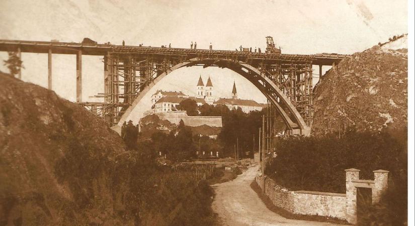Meseszép fotón Veszprém jelképe, a viadukt