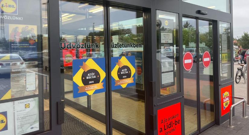Megrohamozták az emberek a Lidl felújított üzletét