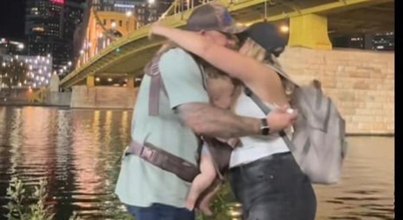 Hatalmas melleivel majdnem megfojtotta kisbabáját a nő, miközben megkérték a kezét