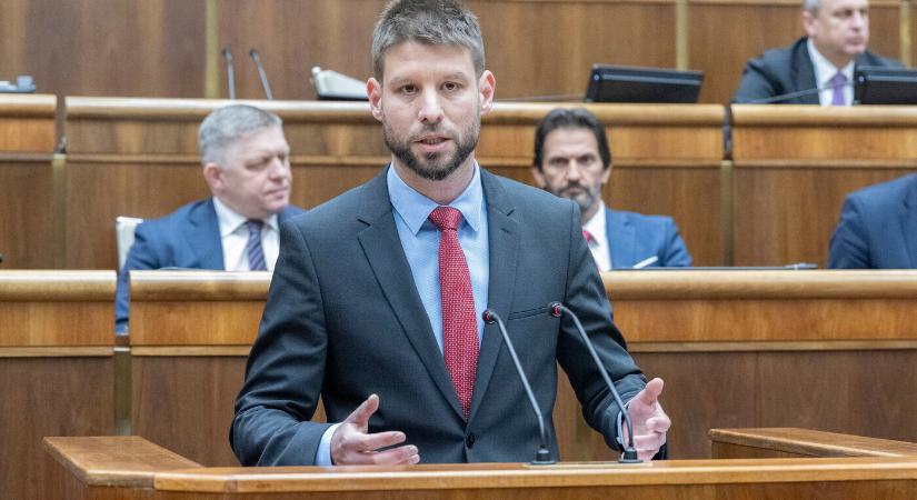 Felmérés: A Smer tovább zuhan, a Progresszív Szlovákia magabiztosan nyerné a választást