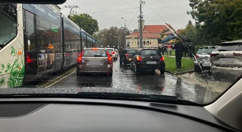 Villamosbaleset Miskolcon – parkoló autók is sérültek