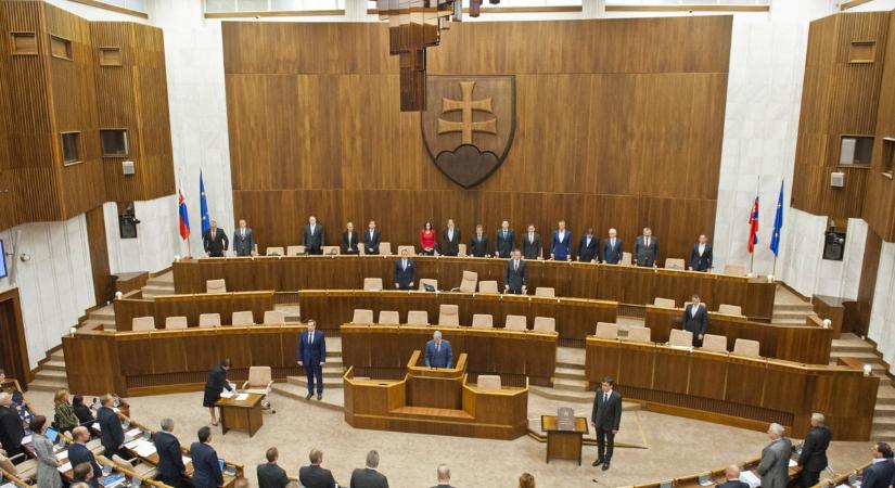 Csak pénteken délelőtt szavaznak az alkotmánymódosításról a képviselők