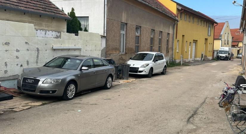 Lakossági panasz nyomán intézkedtek: eltűntek a rendszám nélkül parkoló autók Pápáról