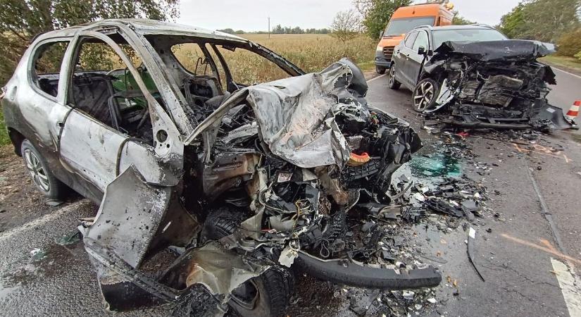 Porig égett az ütközés után a Peugeot, mindent felemésztettek a lángok