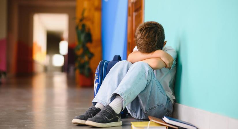 Bántotta és fenyegette a gyerekeket a szegedi tanítónő, bilincsben vitték el az iskolából