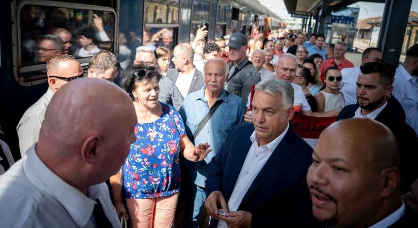 Orbán Viktor érkezésére özönlöttek a helyiek (videó)