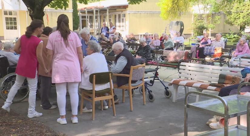 Lecsót főztek az idősek otthonában