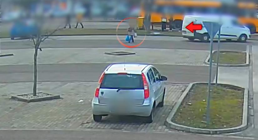Videón az elképesztő baleset a parkolóban: tolatás közben gázolta el a gyalogost egy autó