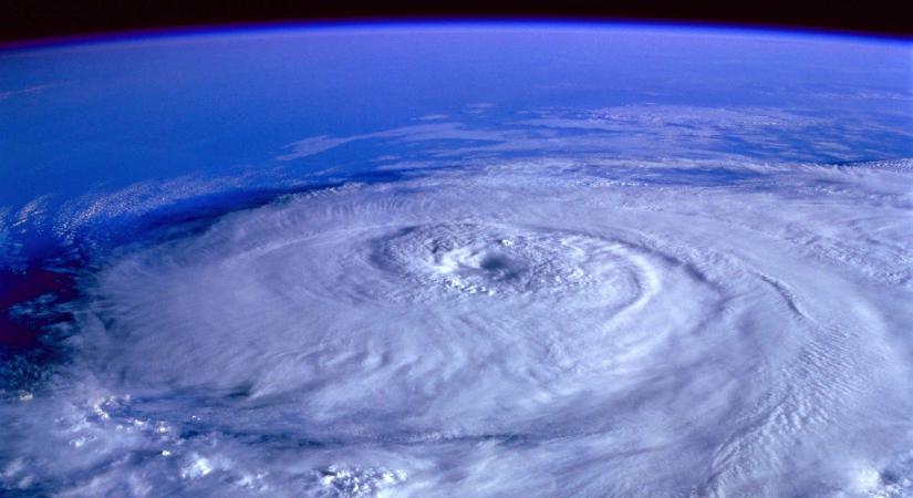 Hurrikán süvít Európa felé, felforgatja az időjárást