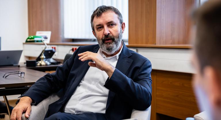 Igazságügyi szakértők MI-képzésével segítené a hatóságok, bíróságok munkáját a kormánybiztos
