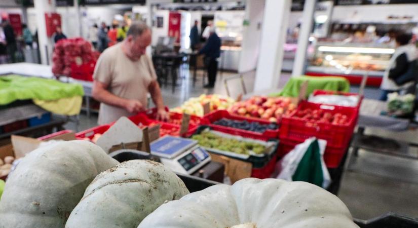 Piac Szombathelyen: elfogyott a szabadföldi, jön a fóliás áru