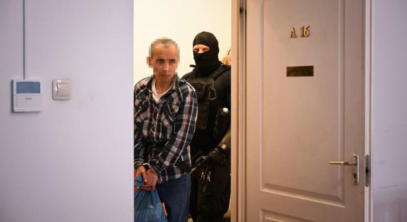 Zokogott a bíróságon az ukrán társát szíven szúró kazah kamionos, miután felmentették a gyilkosság vádja alól