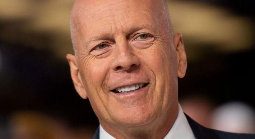 Szívszorító: Bruce Willis a lányai karjaiban talál nyugalmat - fotó