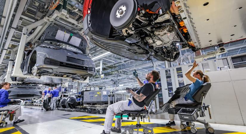 Két gyárát is leállítja a Volkswagen, mert mégsem veszik annyira a villanyautókat