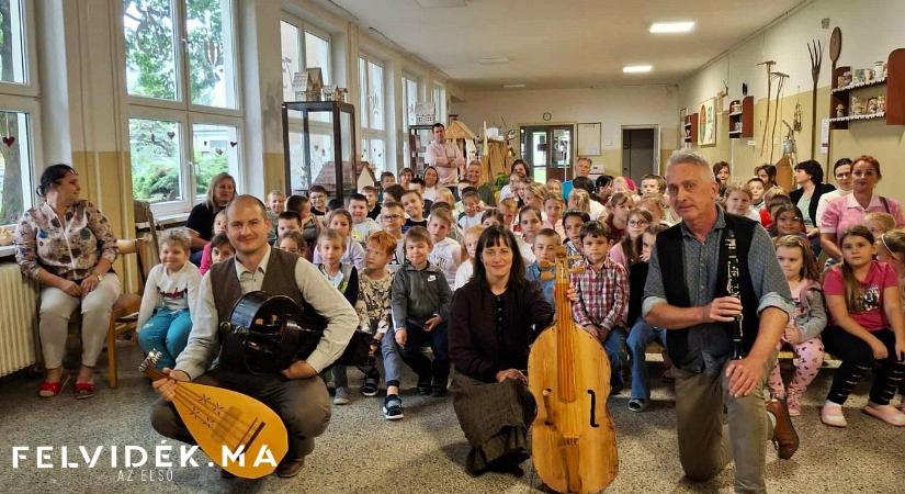 A magyar kultúra és a hagyományok átörökítése a közösségerősítés jegyében
